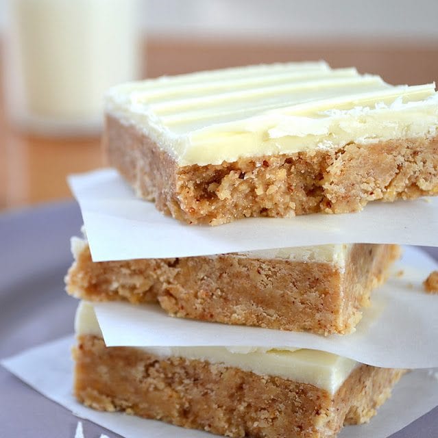 una pila de barras de mantequilla de almendras con chocolate blanco