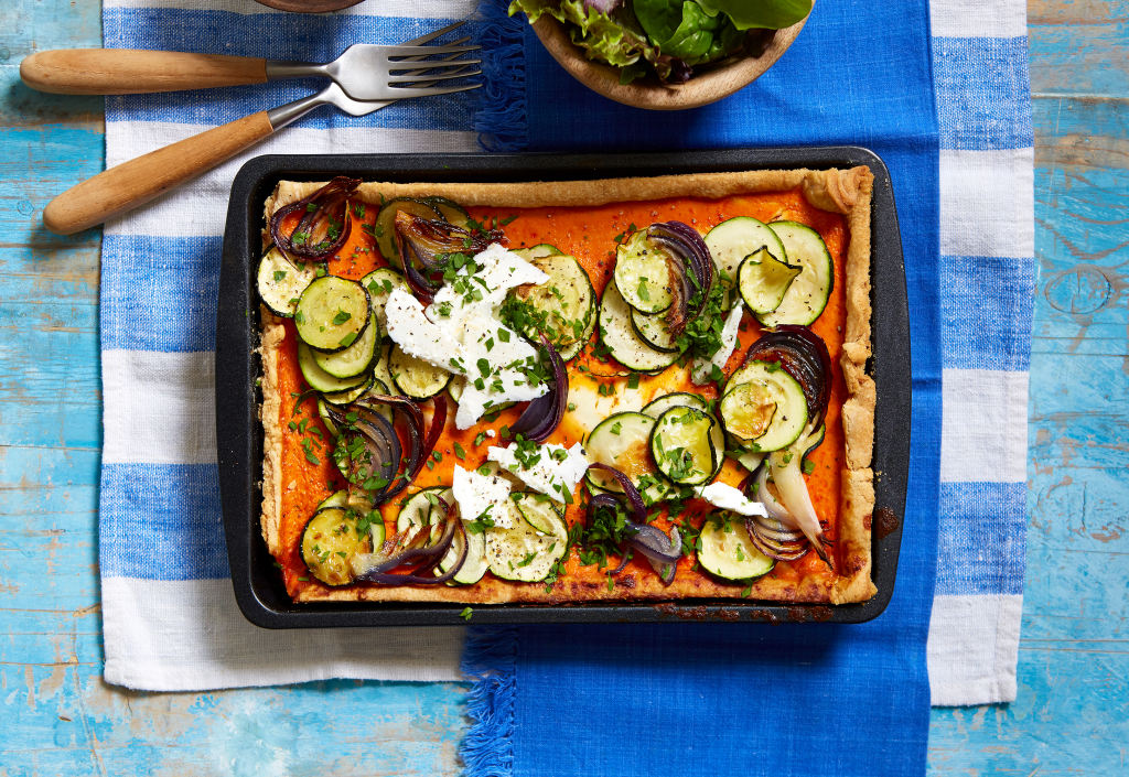 Quiche di formaggio feta e pepe rosso Ricca di sapori estivi e l'aggiunta salata di formaggio feta, questa quiche di formaggio feta e pepe rosso è un'ottima fetta da picnic.