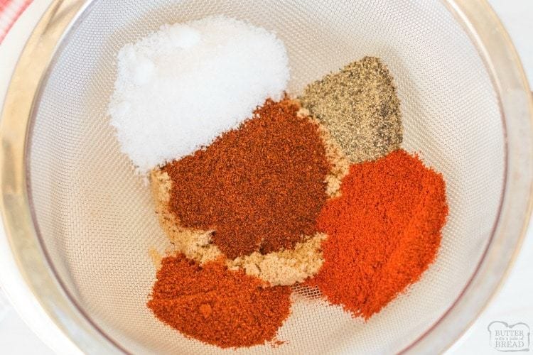 RECETA DE RUB DE BBQ - Mantequilla con un lado de pan