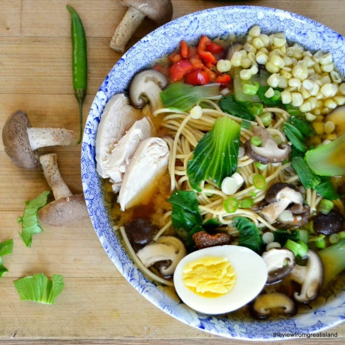 miso ramen con setas shitake y pollo