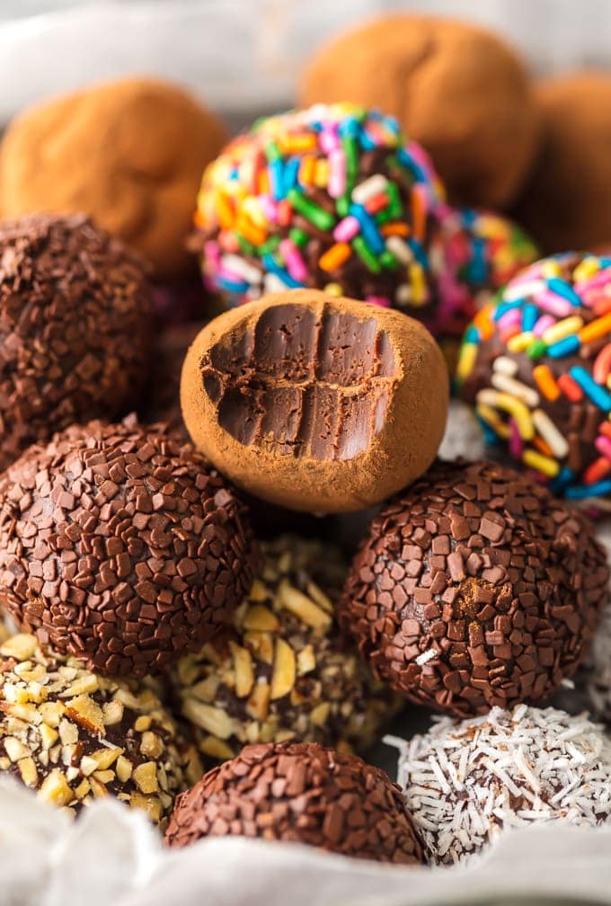 foto cercana de trufas de chocolate caseras