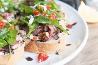 Receta de Happy Hour para Balsamic Steak Crostini