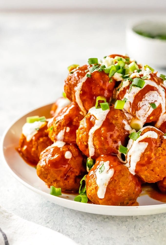 alb&oacute;ndigas de pollo b&uacute;falo rociadas con rancho en un plato