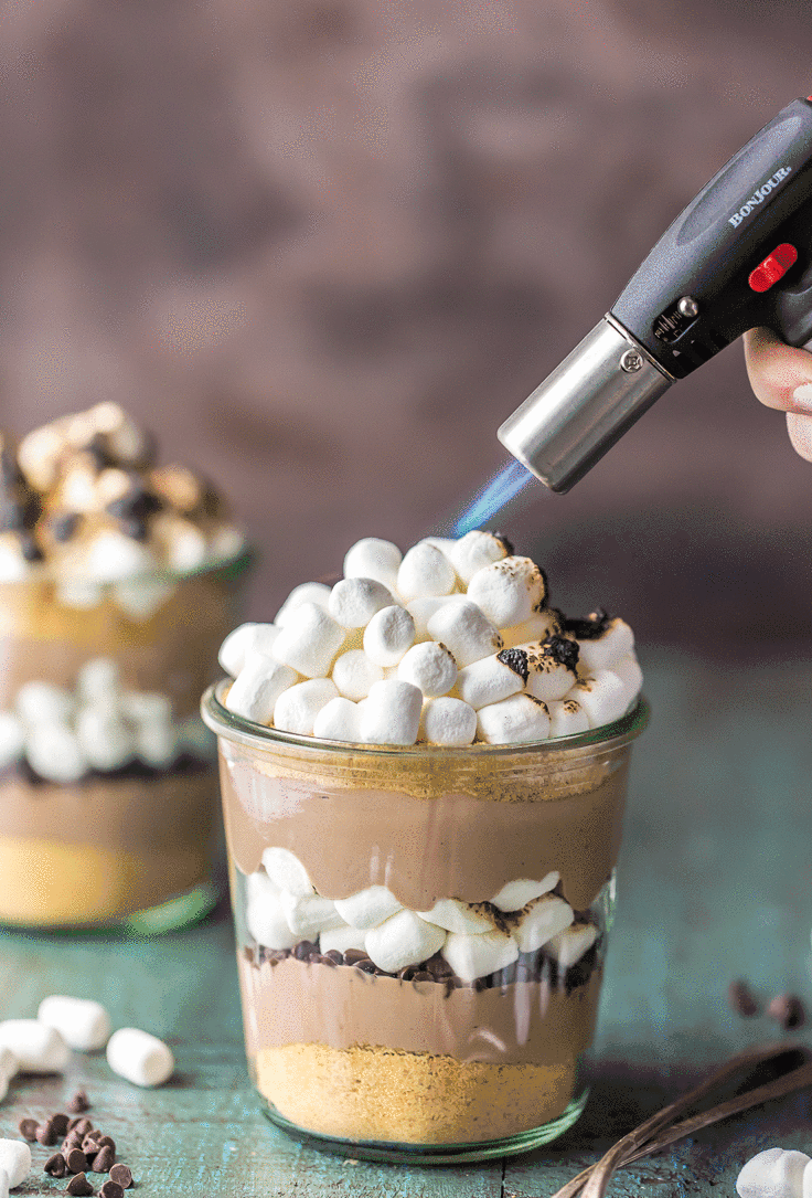 Usando una torcia da cucina per tostare i marshmallow