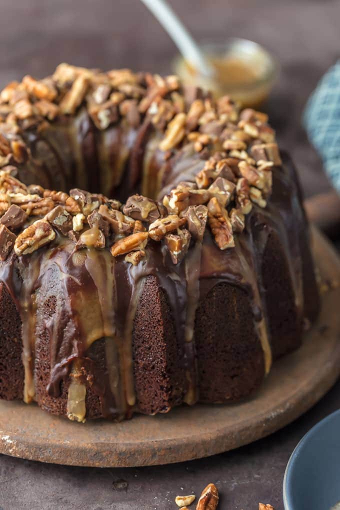Torta Brownie de tortuga cubierta con caramelo, ganache de chocolate y nueces
