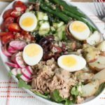  Goditi un delizioso pranzo nelle rilassanti giornate estive quando crei questa ricetta Salade Niçoise classica abbinata al tuo vino francese preferito 