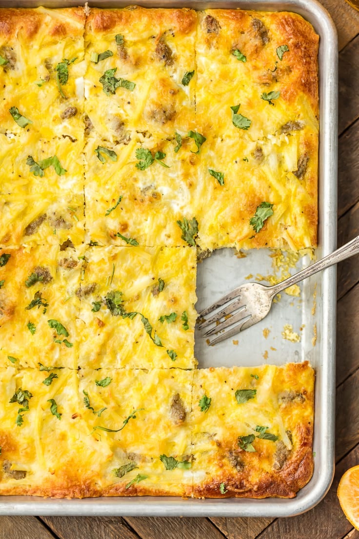 sartén para el desayuno pizza en sartén con una rebanada cortada