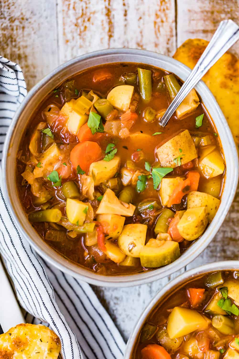 abundante sopa de verduras en un taz&oacute;n