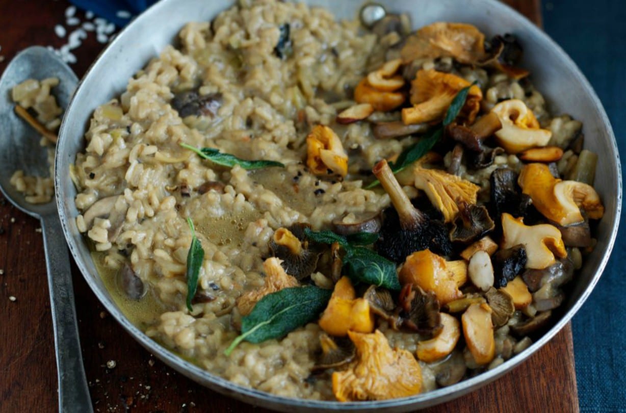 Risotto ai funghi selvatici I funghi terrosi sono i risotti più deliziosi con un sapore ricco e salato. Con l'aggiunta di funghi porcini secchi, questa ricetta ha sacchetti di sapore e può essere pronta in meno di un'ora.