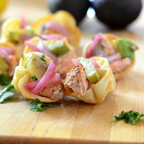 won tons, salm&oacute;n, Old Bay, cebollas, escabeche, aguacates, aperitivos