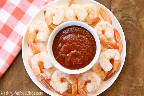 Salsa de cóctel Keto baja en carbohidratos servida con camarones