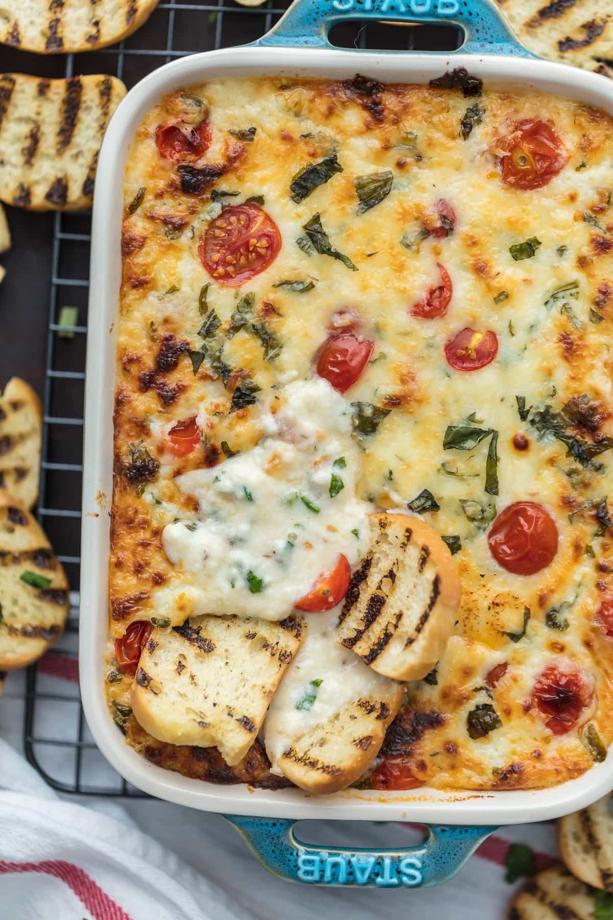 Salsa de queso al horno con tomate, mozzarella y albahaca