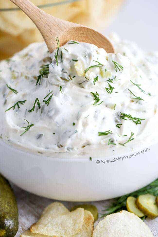 &iexcl;He hecho esto muchas veces! &iexcl;Esta salsa Dill Pickle es una de nuestras favoritas que necesita solo 4 ingredientes y 5 minutos! &iexcl;El chapuz&oacute;n perfecto para fiestas y meriendas!