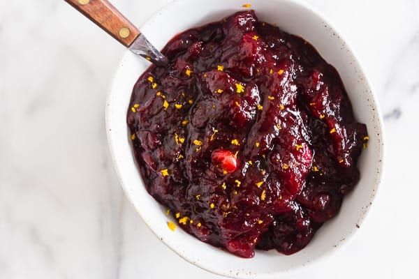 Esta salsa de ar&aacute;ndano y naranja s&uacute;per simple con jengibre es perfecta para Acci&oacute;n de Gracias, Navidad o para comer todos los d&iacute;as. Hecho con ar&aacute;ndanos frescos, jugo de naranja y solo un toque de az&uacute;car morena. &iexcl;Nunca m&aacute;s tendr&aacute;s que comprar conservas!