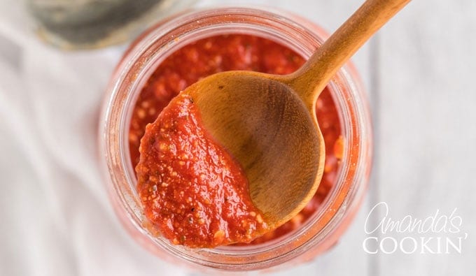 Cerca de cuchara con salsa