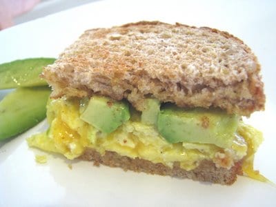 Sandwich di avocado e uova con formaggio cheddar Tillamook nel grano intero