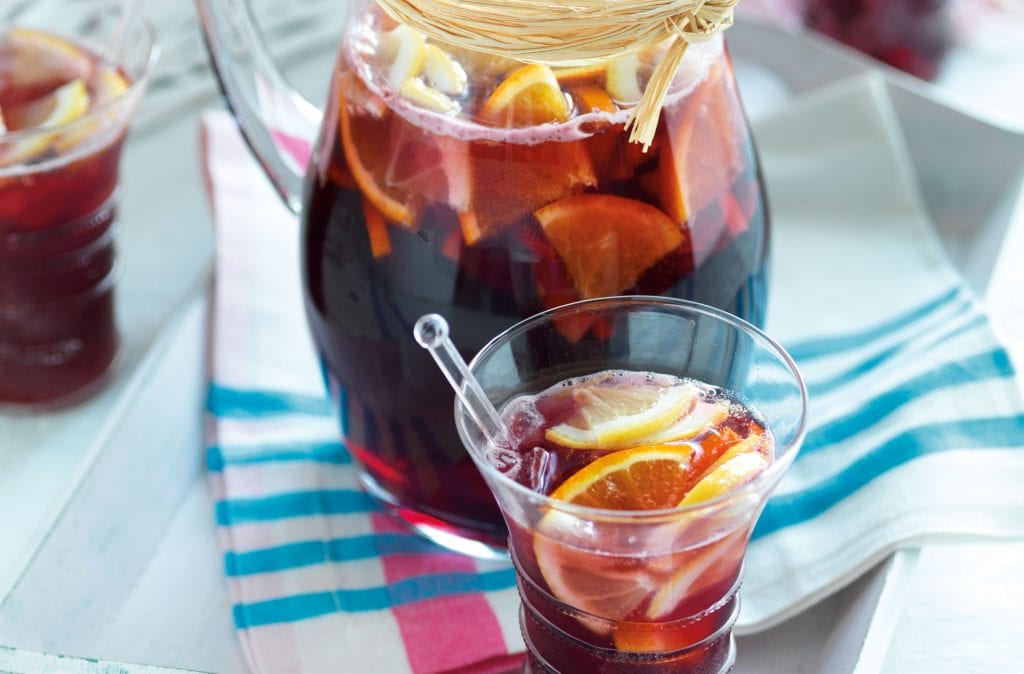 Sangría Questa è una ricetta base per la sangria, ma puoi aggiungere tutti i tuoi frutti preferiti, le spezie (come i chiodi di garofano) e l'alcol che desideri.