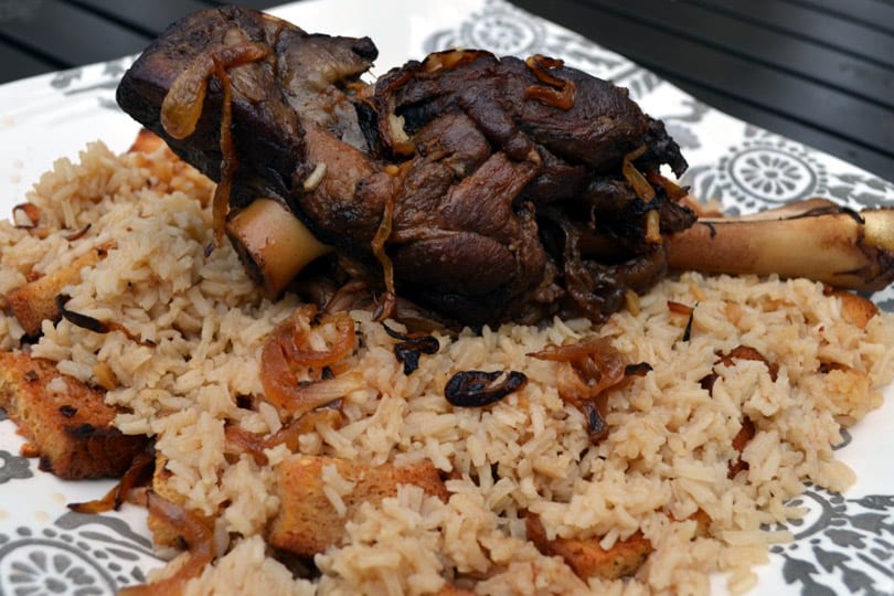 Estofado de cordero con arroz y pan de ajo sin gluten {Egipcio "Fattah"}