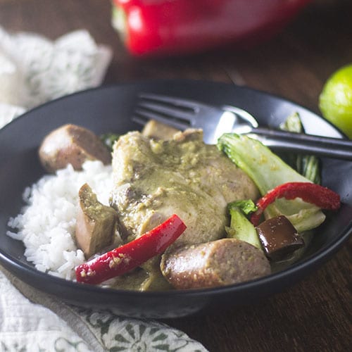 Guiso de pollo y salchicha verde al curry