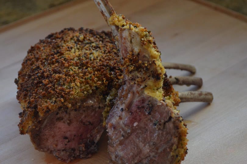 Estofado de cordero con costra de mostaza y hierbas sin gluten