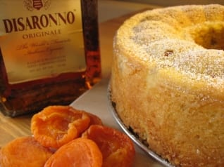 Sugar High Friday # 18: Bizcocho de almendra y albaricoque con Amaretto