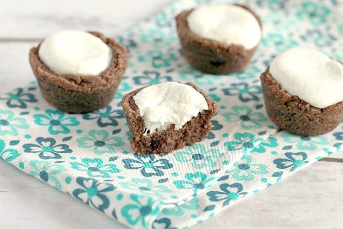 TAZAS DE GALLETA DE CHOCOLATE CALIENTE MARSHMALLOW