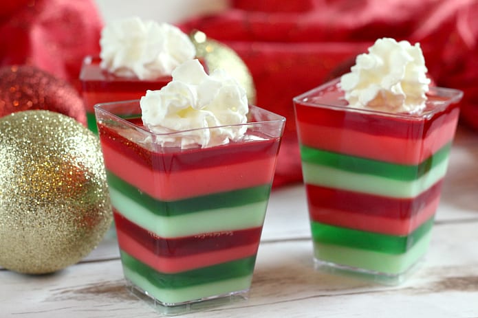&iexcl;Las tazas de gelatina de Navidad en capas son divertidas, festivas y f&aacute;ciles de hacer para fiestas navide&ntilde;as! &iexcl;Esta receta de gelatina en capas est&aacute; hecha con gelatina de cereza y lima para una deliciosa combinaci&oacute;n de sabores en los colores perfectos para Navidad!