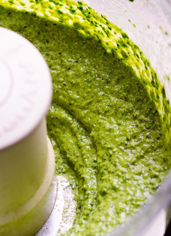 Pesto Chicken Zucchini Noodles - Una ricetta per la cena in padella con una scelta di proteine, mandorle tostate, pomodori d'uva e pesto di cavolo vegano.  | .com