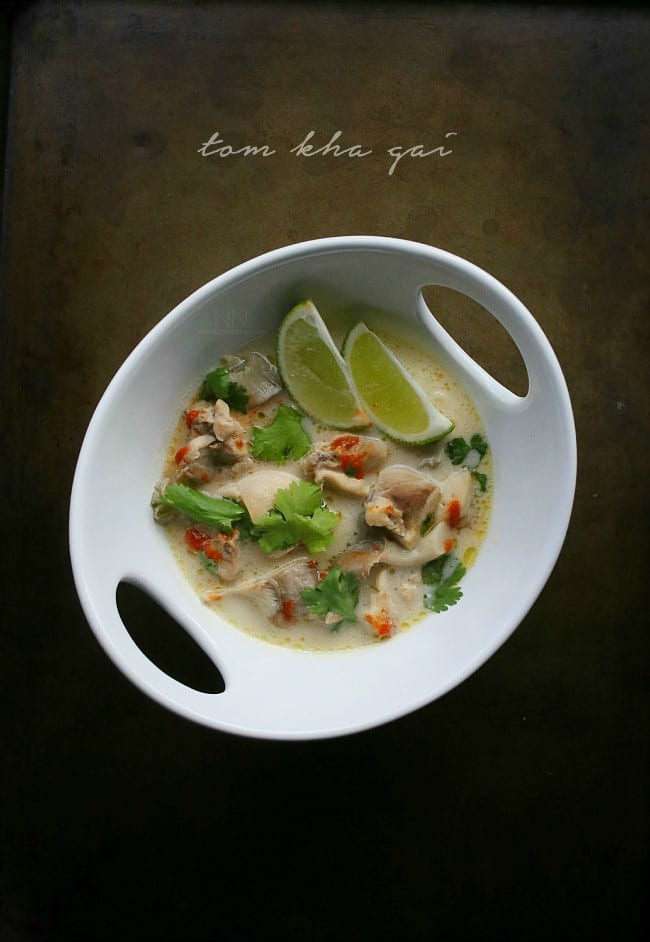 Esta sopa tailandesa de tom kha gai es una hermosa combinaci&oacute;n de pollo, champi&ntilde;ones, jengibre, hierba de lim&oacute;n y leche de coco. Cubra con sriracha, cilantro y solo un poco de lim&oacute;n.