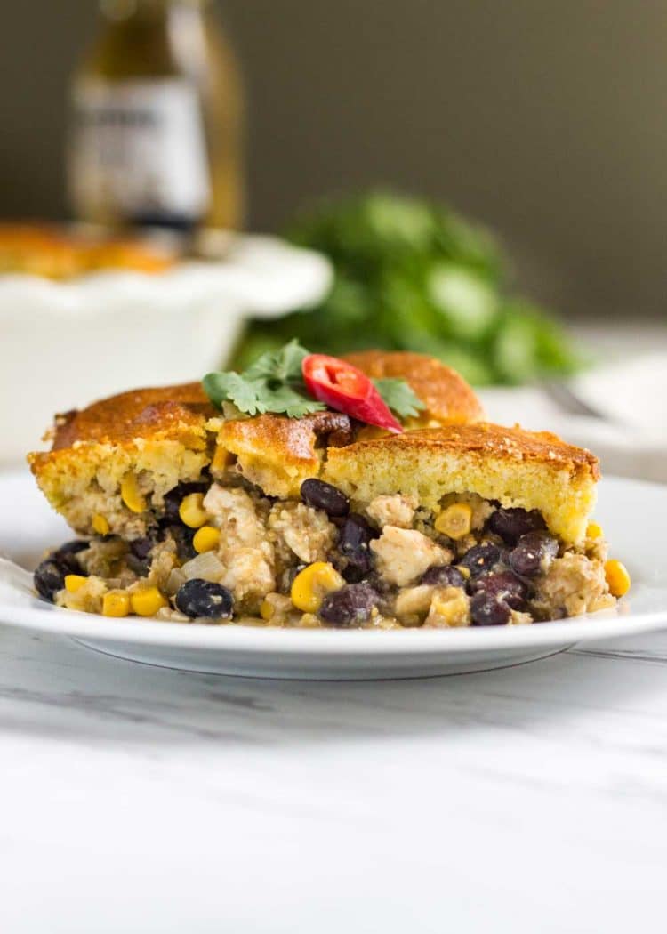  Easy Chicken Tamale Pie - A base di pollo macinato, spezie, mais e fagioli, il tutto condito con un impasto di pane di mais cotto pronto in pochi minuti. Un favorito della casa! www.keviniscooking.com 