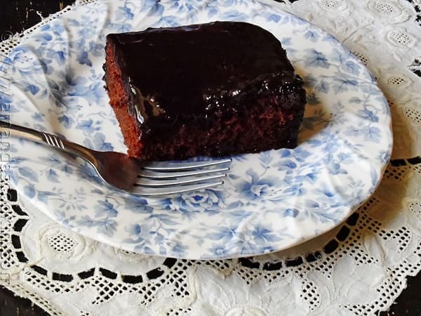 Pastel de chocolate y ciruelas pasas - AmandasCookin.com