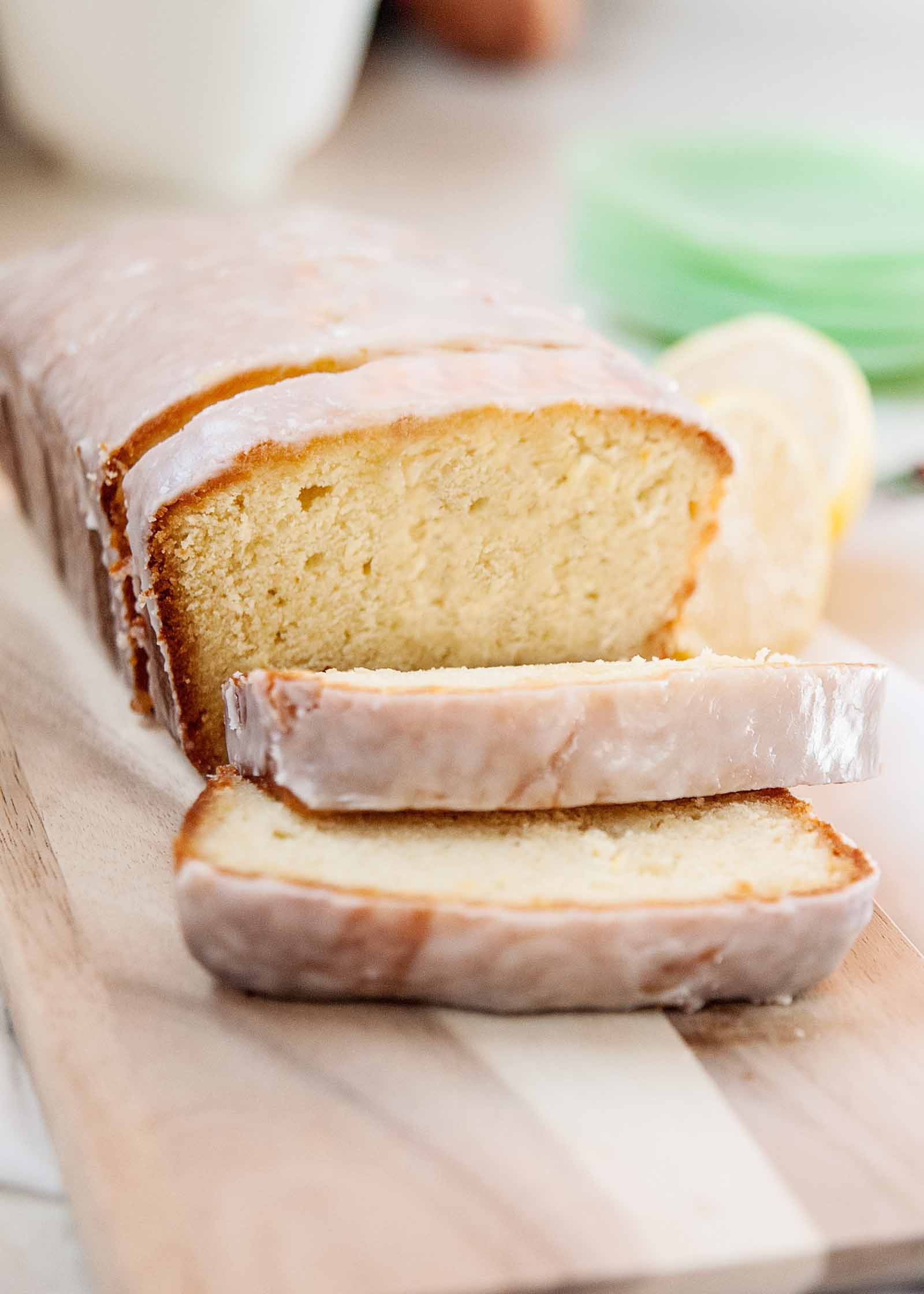 Starbucks Lemon Pound Cake Ricetta - torta di libbra affettata con limoni in background