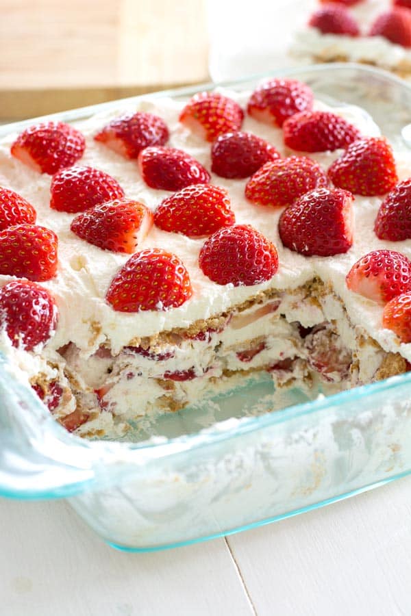 Questa torta gelato non cotta alle fragole è così FACILE, FRESCA e DELIZIOSA!