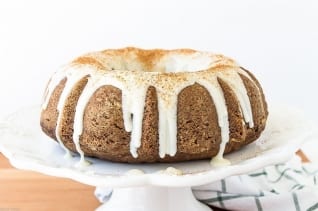 Pastel de zanahoria con especias con crema de queso crema Frosting