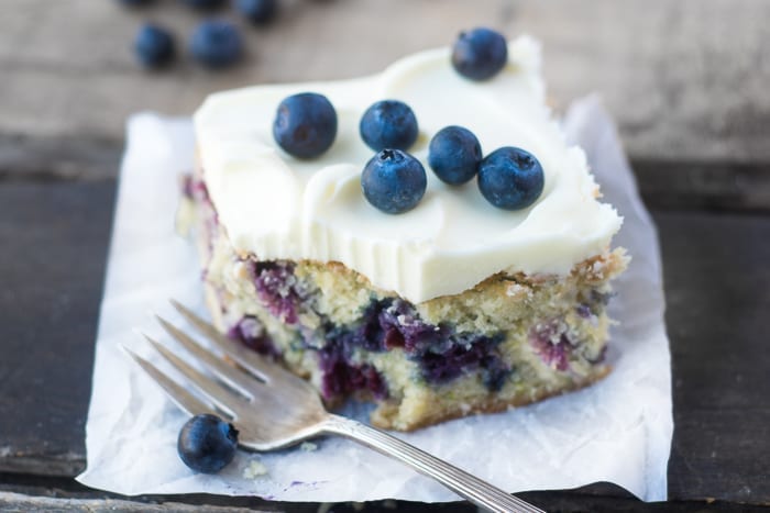 Blueberry Zucchini Snack Cake con crema de mantequilla de lim&oacute;n con un tenedor