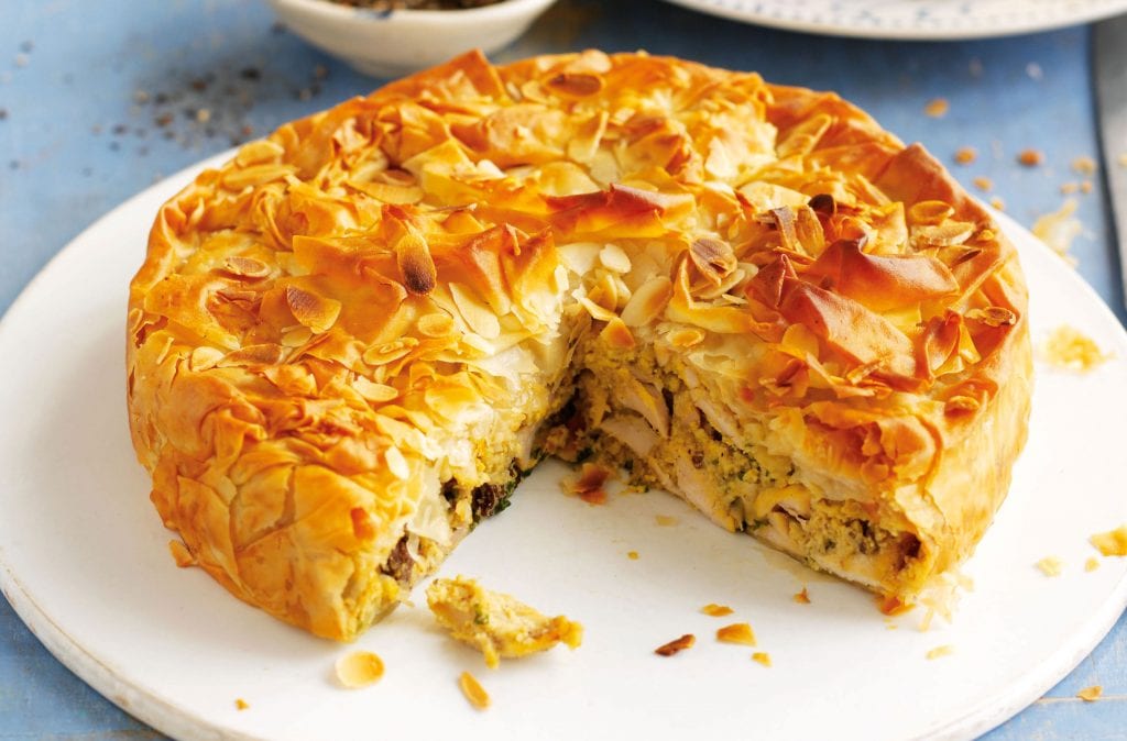 Torta di pollo Questa ricetta di torta di pollo proviene da Sophie Conran. Avvolto in pasta sfoglia, questa torta di pollo ha una salsa densa e può essere facilmente adattata per includere funghi, carote e altri preferiti.