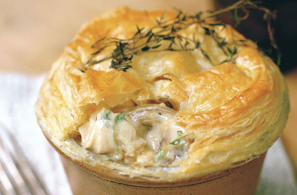 Torta di pollo e funghi Questa ricetta per la torta di pollo e funghi è il miglior alimento di conforto. Realizzato con doppia panna, vino bianco e timo, è il preferito dalla famiglia tutto l'anno.