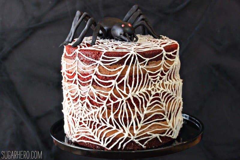 Pastel de terciopelo rojo desnudo de telaraña