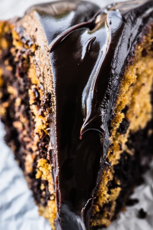 Pastel de calabaza marmolada Bundt cubierto con una espesa ganache agridulce ~ theviewfromgreatisland.com