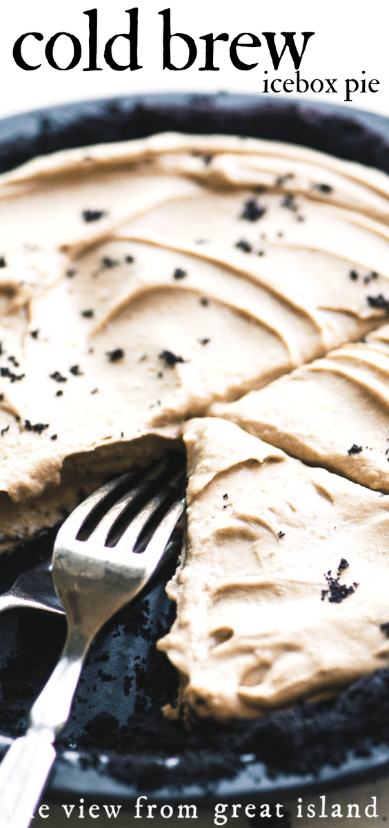 Cold Brew Icebox Pie ~ una crosta di cioccolato fondente profonda e scura riempita con una rinfrescante crema di caffè freddo, questo dessert facile da cuocere richiede solo 15 minuti per la preparazione. #nobake #facile #moka #cacao #famouswafers #crumbcrust #recipes #best #coffee #coldbrew #refrigerator 