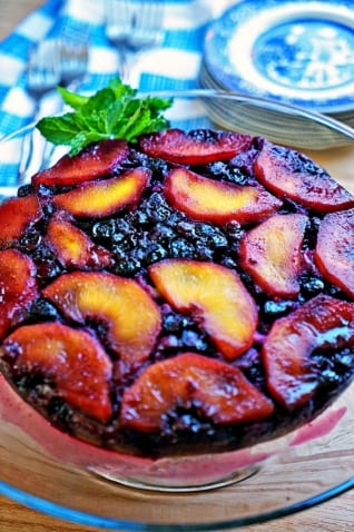 Torta al revés de melocotón de arándanos