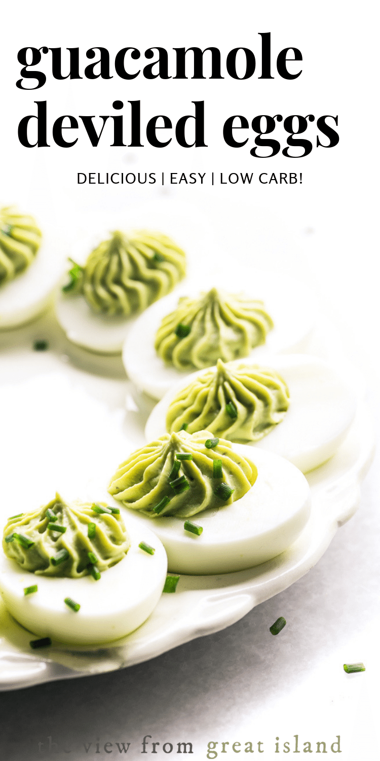 immagine di spicchio di uova ripiene di guacamole