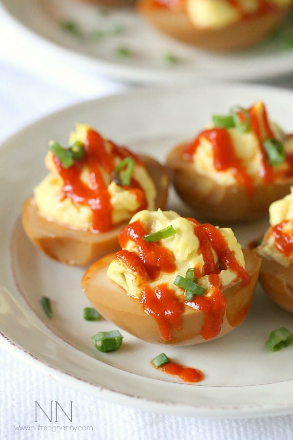 Huevos Rellenos de Sriracha de Soja por Nutmeg Nanny