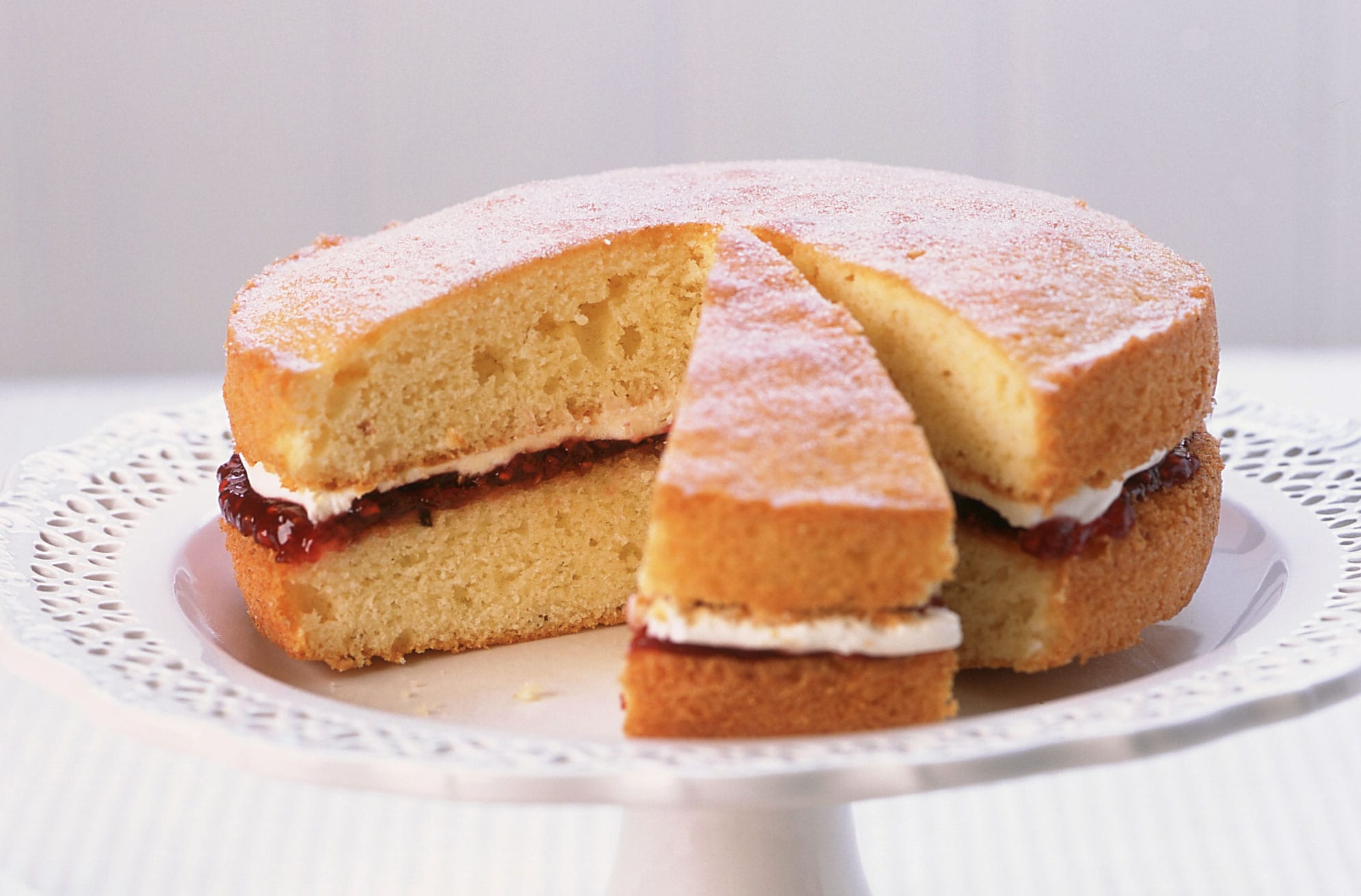 Victoria Sponge Questa classica ricetta di spugna Victoria ha una spugna leggera riempita con panna montata e marmellata, è il regalo perfetto per il pomeriggio!