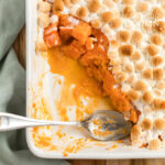 padella semivuota di patate dolci candite