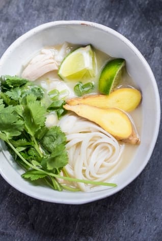 Sopa de pollo asiática
