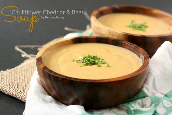 Esta sopa de cerveza cheddar de coliflor s&uacute;per cremosa est&aacute; llena de sabor y es perfecta para el clima fresco. En una hora puedes pasar de hambriento a lleno.