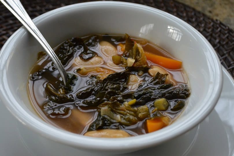 Lacinato Kale, Kimchi Y Sopa De Frijoles De Mantequilla