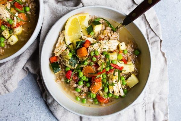 Esta sopa farro de verduras con pollo al lim&oacute;n es una gran adici&oacute;n a su men&uacute; de primavera. Est&aacute; lleno de verduras, sabor a lim&oacute;n brillante y se hace a&uacute;n m&aacute;s f&aacute;cil al usar un pollo asado. &iexcl;Te encantar&aacute; esta sopa r&aacute;pida y f&aacute;cil!