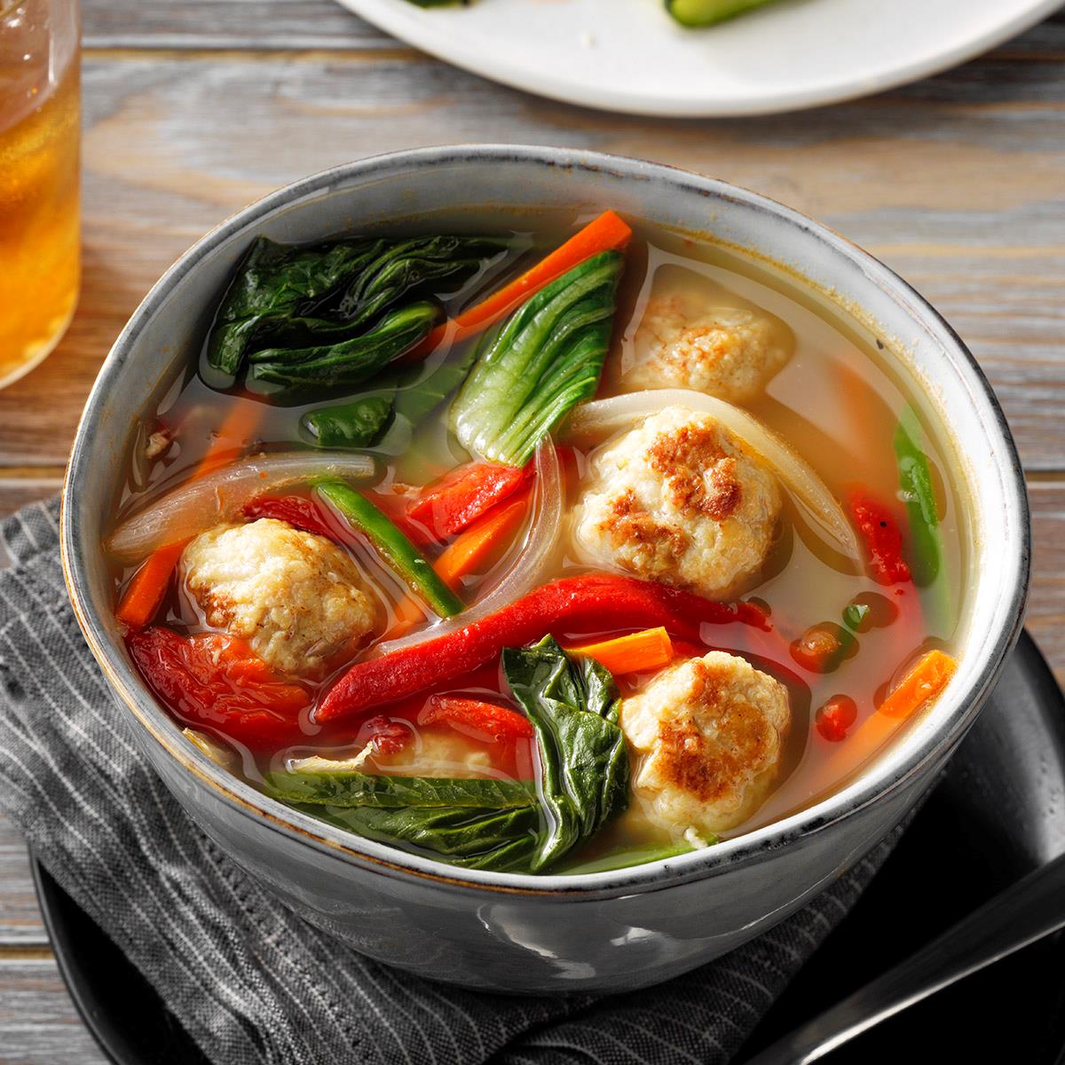 Sopa de albóndigas de pollo vietnamita con receta de Bok Choy